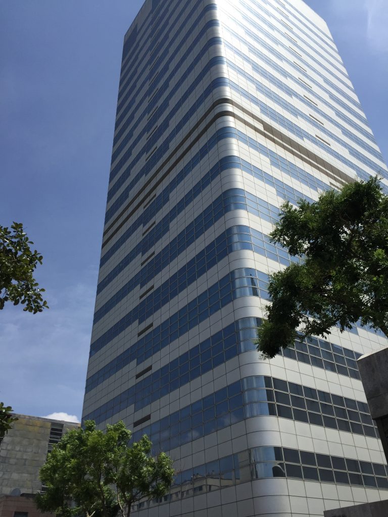 Cortinas en Proyectos Contract de Q+D: Claves para Mejorar la Funcionalidad y Estética en Espacios Comerciales